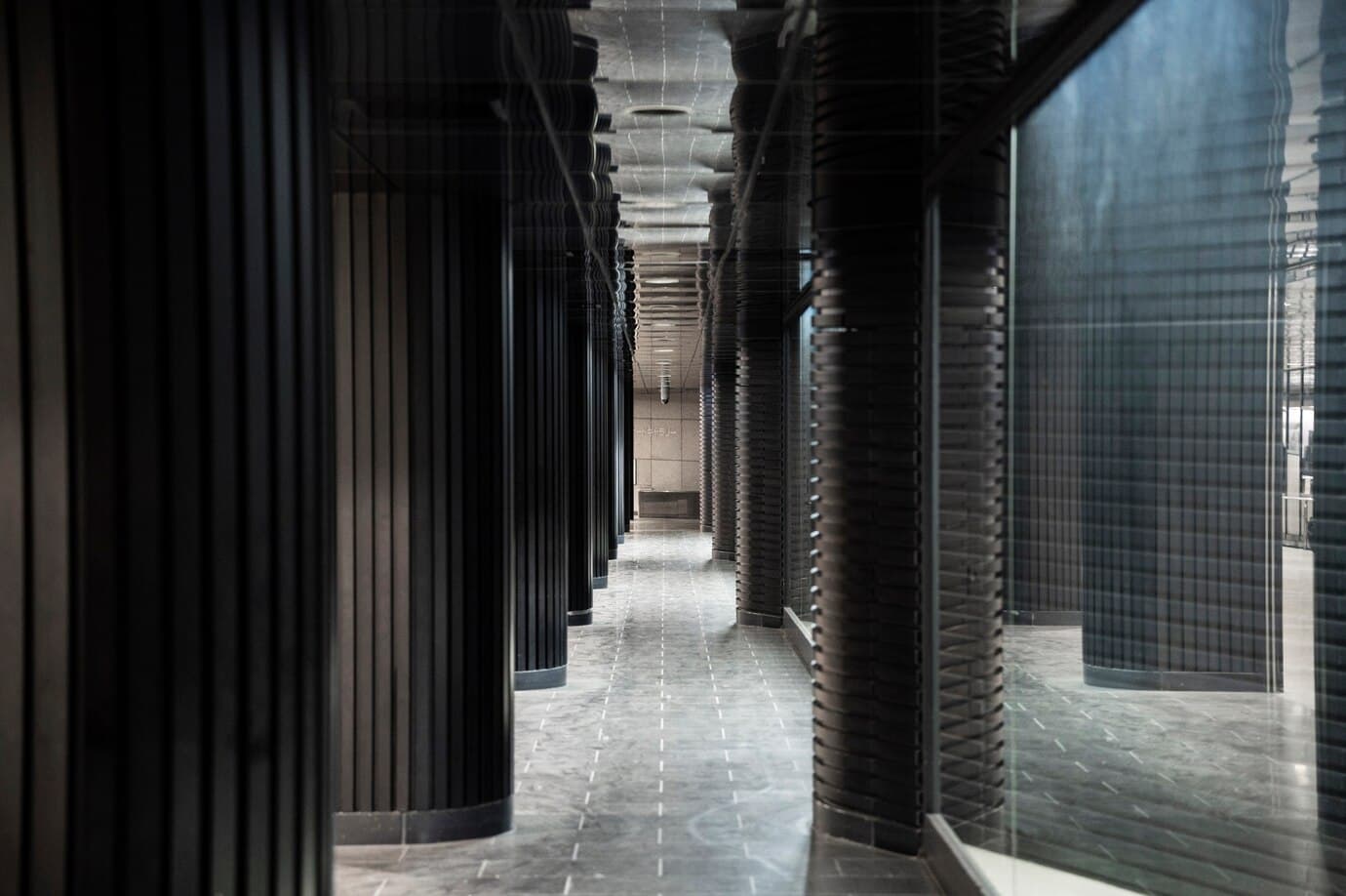 أعمدة أيونية من الحجر الطبيعي